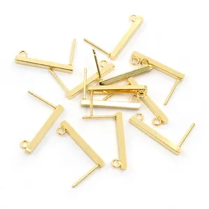 Detailansicht der vergoldeten rechteckigen Ohrstecker mit Schlaufe für DIY-Schmuck