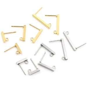 Detailansicht der vergoldeten und versilberten Rechteck-Ohrstecker mit Ösen für DIY