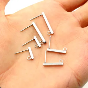 Sechser-Set Edelstahl-Ohrstecker mit quadratischem Stab und Öse in der Hand gehalten