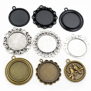 Assortimento di basi per ciondoli cabochon vintage in lega color bronzo argento e nero
