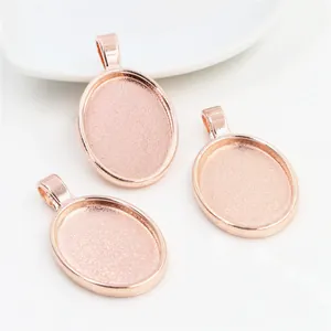 Vue macro détaillée de trois supports de pendentif ovales en alliage plaqué or rose