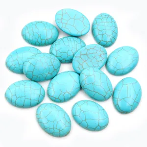 Detailopname van ovale turquoise kralen met bruine matrixtextuur voor DIY-sieraden