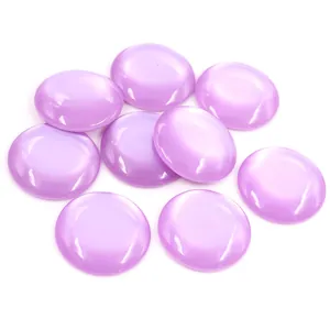 Détail macro de cabochons en résine œil de chat violet de 25mm pour bijoux DIY