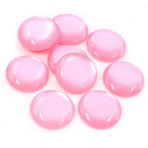Détail macro de cabochons en résine rose avec effet oeil de chat pour bijoux DIY