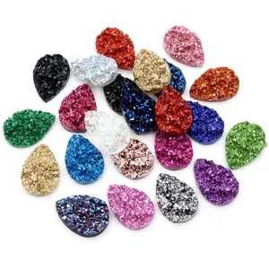 Vue macro de cristaux en résine en forme de goutte avec texture minérale colorée et paillettes