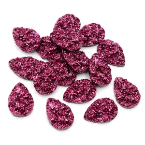 Cabochons en résine druzy goutte rose pourpre avec texture cristalline scintillante
