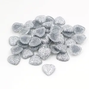 Gros plan de cabochons en résine coeur pailleté argent de 12mm pour bijoux et nail art