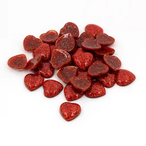Gros plan de cabochons coeur à paillettes rouges de 12 mm pour bijoux et nail art