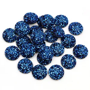 Nahaufnahme von 12mm tiefblauen Sternenharz-Druzy-Cabochons für DIY-Schmuckherstellung