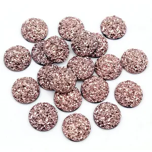 Detail von roségoldenen Druzy-Resin-Cabochons mit funkelnder Kristalltextur für DIY-Schmuck