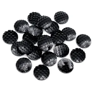Makroansicht schwarzer Harz-Cabochons mit 3D-Schuppentextur für DIY-Schmuckzubehör