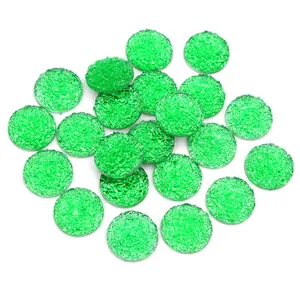 Makroaufnahme von 8mm-12mm hellgrünen runden Druzy-Harz-Cabochons für DIY-Schmuckherstellung