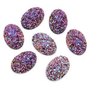 Vue macro de cabochons ovales 18x25mm en résine druzy aux reflets métalliques