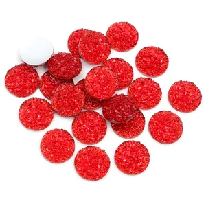 Makroaufnahme von 8-12mm roten Druzy-Resin-Cabochons mit funkelnder Kristallstruktur DIY