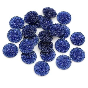 Makroansicht blauer Druzy-Harz-Rundanhänger für handgefertigten Schmuck und Zubehör