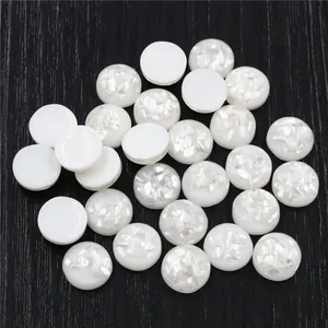 Cabochon tondi in resina bianca con scaglie di conchiglia cangianti per gioielli fai da te