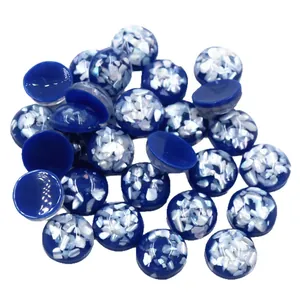 Cabochon in resina blu scuro con frammenti di conchiglia per creazione di gioielli fai da te