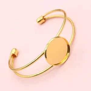 Detail van vergulde DIY armband basis met ronde bezel lade voor het maken van sieraden