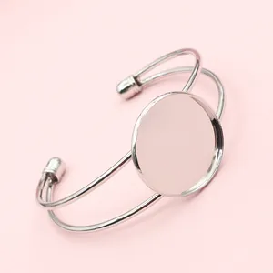 Detail van zilveren verstelbare armband met een platte ronde DIY zetbakje basis