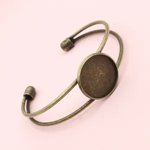 Macro-opname van een vintage bronzen DIY armband basis voor hars of edelsteen zettingen