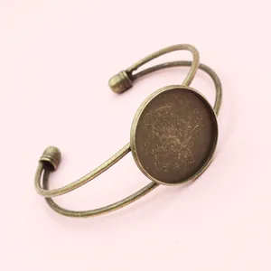 Detail van antieke bronzen DIY armband basis met ronde lade voor glazen cabochons
