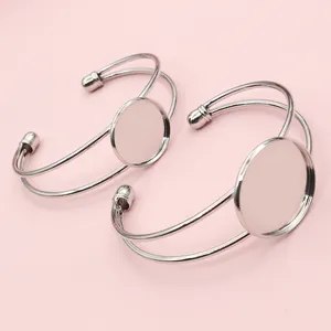 Paar zilverkleurige open armbanden van ijzer met ronde DIY cabochon instellingen