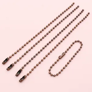 Dettaglio di catenine a sfere in bronzo da 2 mm con connettori per cartellini e accessori