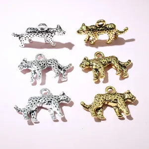 Gedetailleerd bovenaanzicht van 3D-luipaardhangers in goud en zilver voor DIY-sieraden