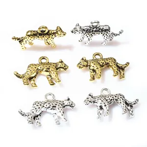 Gedetailleerd beeld van 3D luipaard hangers in goud en zilver voor doe-het-zelf sieraden
