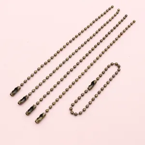 Dettaglio di catenine a sfere in bronzo da 2 mm con connettori per etichette e gioielli
