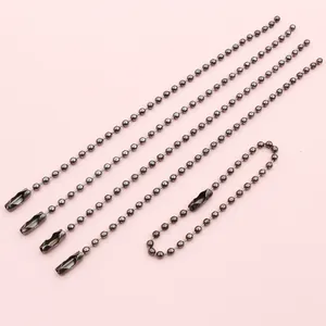 Dettaglio di cinque catenelle a sfere in ferro grigio scuro da 2mm con chiusure per etichette