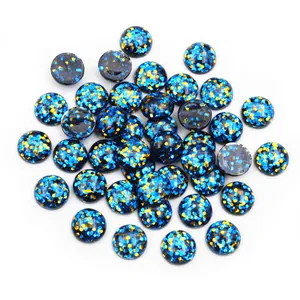 Makroaufnahme von blau-goldenen Glitzer-Cabochons aus Harz für DIY-Schmuck