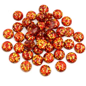 Makroaufnahme von 8-12mm runden rot-goldenen Harz-Cabochons mit glitzernden Pailletten