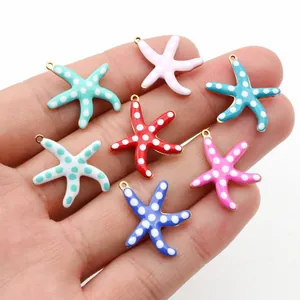 Nahaufnahme bunter Seestern-Anhänger mit Goldrand und weißen Punkten für DIY-Schmuck