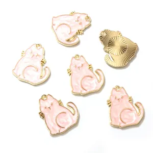 Detailansicht eines rosa Katzenanhängers aus Emaille mit strukturierter goldener Rückseite