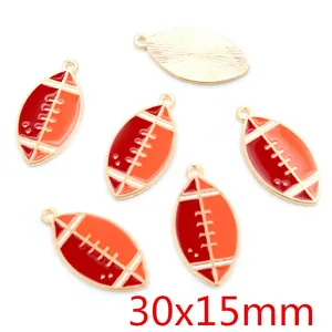 Vue détaillée de pendentifs de football américain en émail 30x15mm et texture dorée