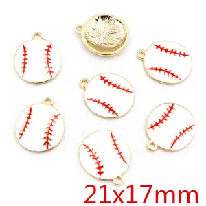 Vue détaillée des breloques de baseball 21x17mm avec émail blanc et couture rouge sur alliage