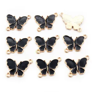 Set mit neun schwarz-goldenen Schmetterlingsanhängern mit zwei Ösen für DIY-Schmuck