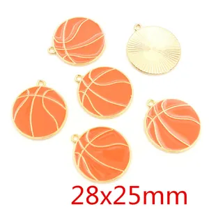 Vue macro de pendentifs basketball orange avec marquages de taille 28x25mm