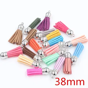 Makroaufnahme der 38 mm bunten Wildleder-Quasten mit silberner Kappe für DIY-Schmuck