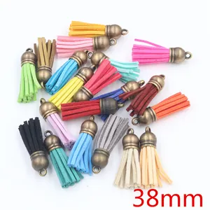 Nahaufnahme von 38mm bunten Wildleder-Quasten mit Bronze-Kappen für DIY-Schmuck
