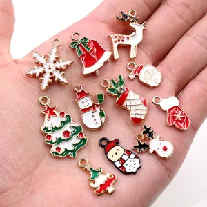 Divers pendentifs de Noël en émail avec Père Noël et rennes tenus dans la main