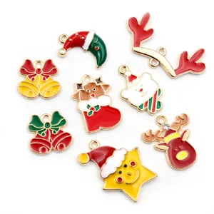 Détail de breloques de Noël émaillées colorées comme le Père Noël et le renne pour bijoux DIY