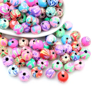 Gros plan de perles colorées en pâte polymère aux motifs floraux pour bijoux DIY