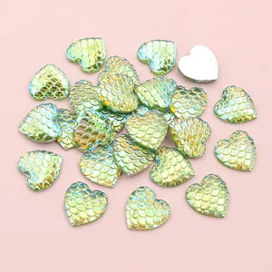 Makro-Detail von 12mm Herz Meerjungfrau Schuppen Harz Cabochons mit schillerndem Finish