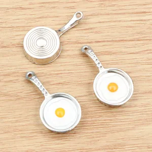Miniature zilveren koekenpan bedeltje met gebakken ei voor DIY sieraden maken