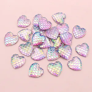 Makro-Detail von 12mm Herz Meerjungfrau Schuppen Harz Cabochons mit buntem Farbverlauf
