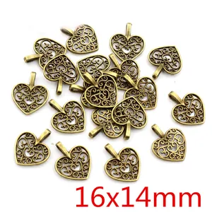 Makroansicht der 16x14mm Herzanhänger aus Legierung mit Bronze-Filigran für DIY-Schmuck