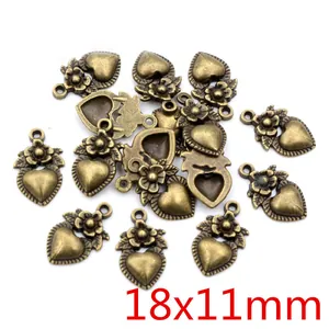 Makroaufnahme: 18x11mm Herzanhänger aus Legierung mit Blumengravur in Bronzeoptik