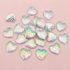 Makro-Detail von 12mm schillernden Herz-Harz-Cabochons mit Fischschuppen-Muster für DIY